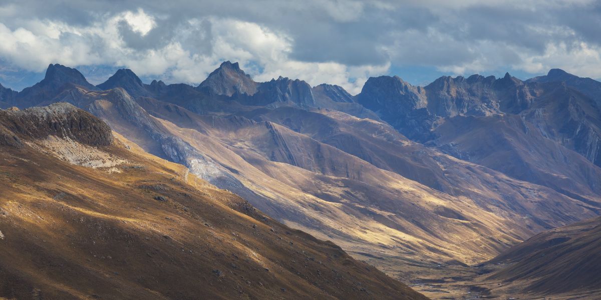 Colombia Unveiled: Your Journey, Your Way with Uselect Flights